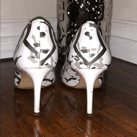 Super pointy white leather Graffiti stiletto - Picture 5 of 6